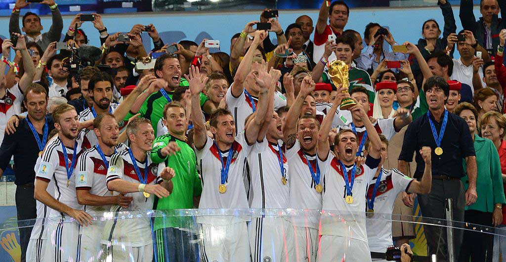 2014世界杯冠军德国队捧起大力神杯