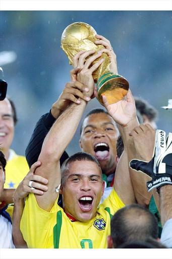 罗纳尔多为巴西队捧起冠军――大力神杯