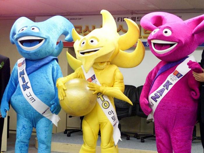图为韩日世界杯的外星人吉祥物Nik、Ato、Kaz